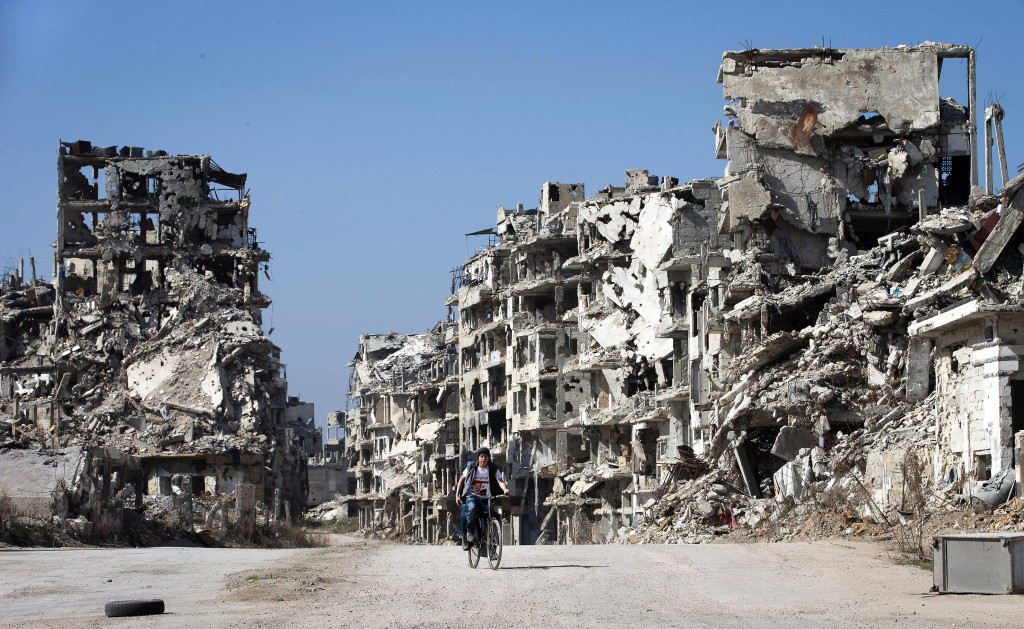 Homs den 26 februari 2016. De som ser och bryr sig borde lägga ner vapnen, skriver Lászlo Gönczi. Foto: Hassan Ammar/AP Photo/TT.