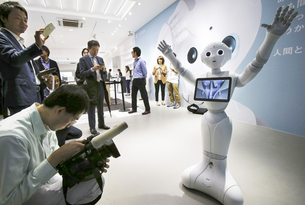 Den empatiska roboten Pepper håller presskonferens i Tokyo i februari 2015. Framtidens robotar kan bli betydligt mer självständiga än dagens, och då blir de potentiellt farliga, anser Olle Häggström. Foto: Koji Sasahara/AP/TT.