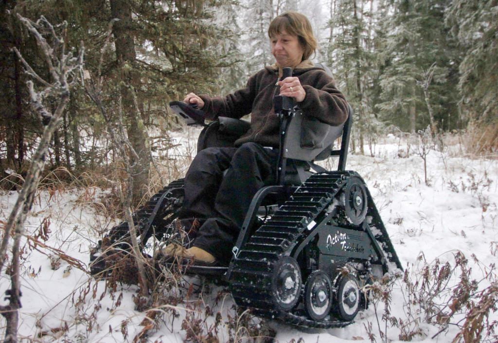 Skogen är tillgänglig med rullstol – i varje fall om den har larvfötter. Men handikappanpassad är den inte. Foto: Ben Boettger/AP/TT.