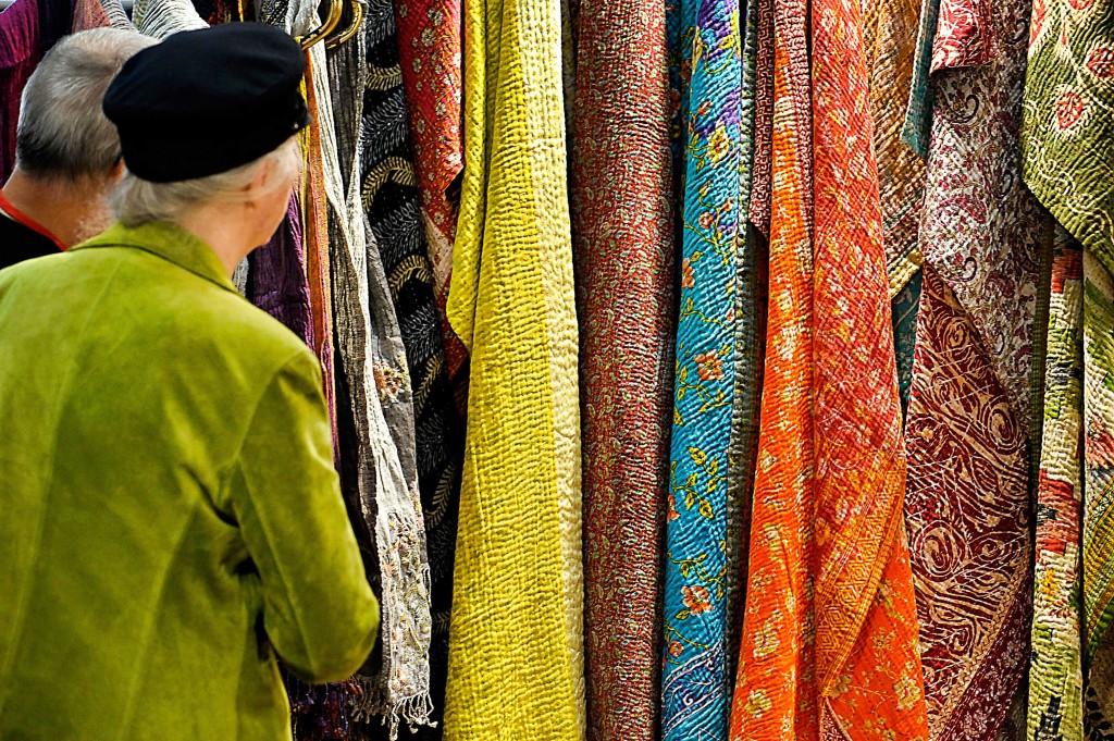 De textilprodukter du inte köper är de bästa för miljön. Många gånger räcker det att titta och känna. Foto: Janerik Henriksson/TT.
