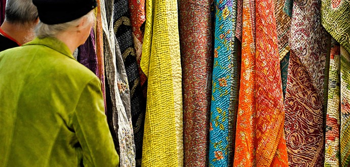De textilprodukter du inte köper är de bästa för miljön. Många gånger räcker det att titta och känna. Foto: Janerik Henriksson/TT.