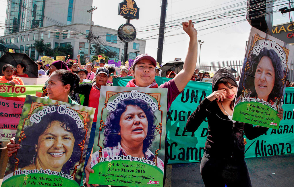 Kvinnor bär på plakat med bild på den mördade miljöaktivisten Berta Cáceres under en minneshögtid på Internationella kvinnodagen i Tegucigalpa i Honduras. Foto: Fernando Antonio/AP/TT.