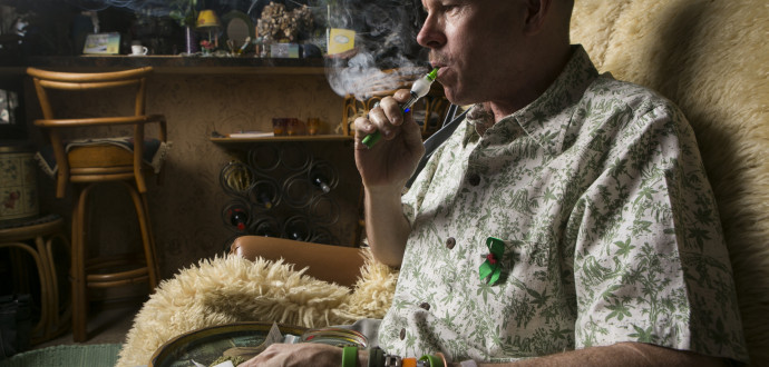 Bill Britt lindrar sin epilepsi och sina svåra smärtor med cannabis. Det får han göra eftersom han bor i Kalifornien, en av de 15 amerikanska delstater där medicinsk cannabis är tillåtet. Foto: Damian Dovarganes/AP/TT
