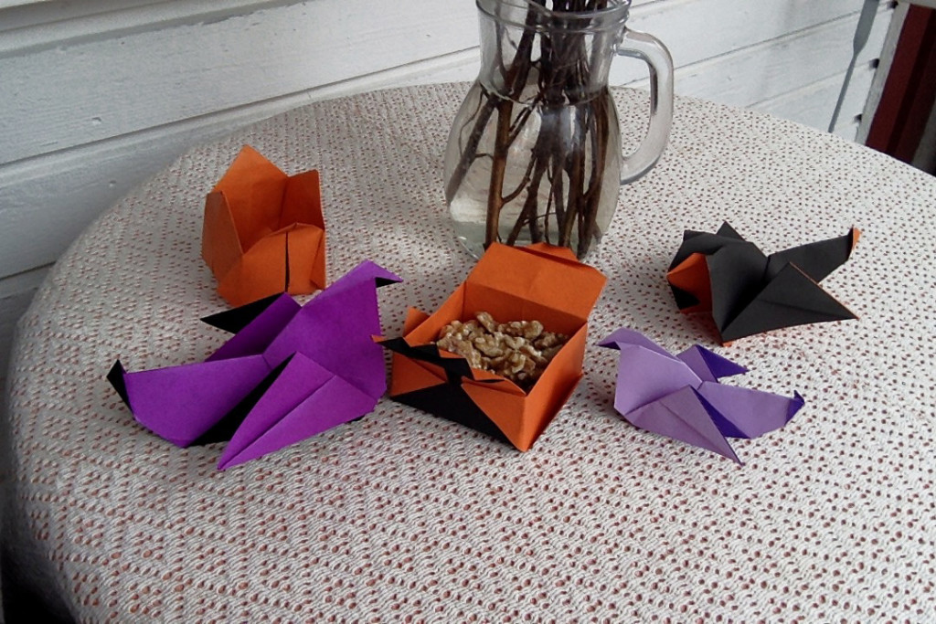 Hönor, en tulpan och en liten ask med nötter i origami. Foto: Malin Bergendal