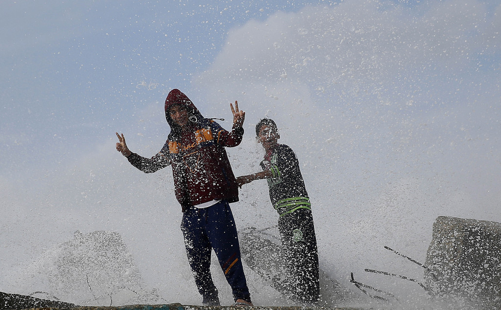 Livet under ockupation är otryggt – även för barnen som leker på stranden i Gaza city. Foto: Hatim Moussa/AP/TT