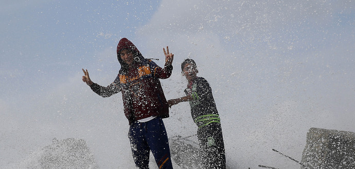 Livet under ockupation är otryggt – även för barnen som leker på stranden i Gaza city. Foto: Hatim Moussa/AP/TT