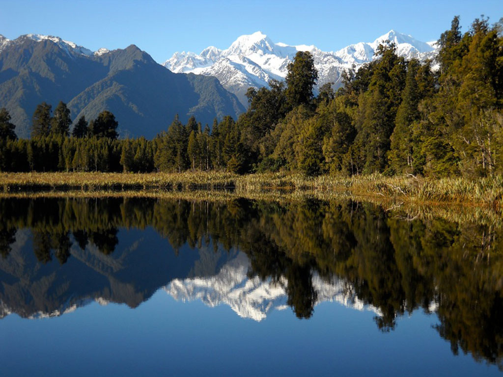 Berget Aoraki vid sjön Lake Matheson i Nya Zealand. Foto: AP Photo/Kathy Matheson.